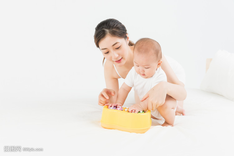 母婴床上妈妈陪伴宝宝