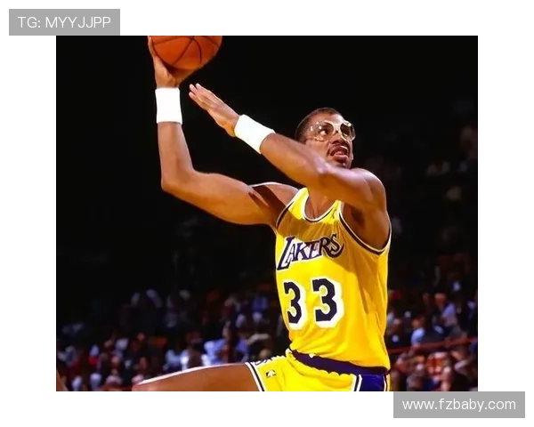 贾巴尔天勾统治力再现，对比当代内线得分效率优势显著